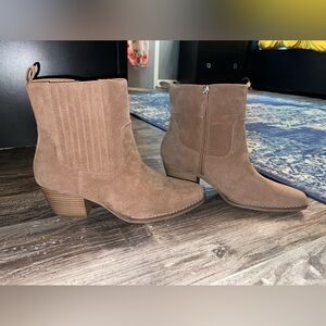 Universal thread ankle boots